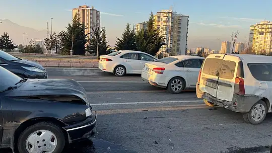 Kayseri'de 3 aracın karıştığı zincirleme kaza: 2 yaralı