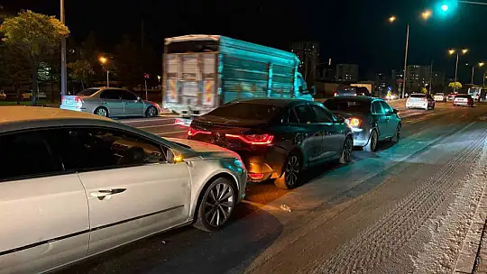 Kayseri'de 3 otomobil çarpıştı: 1 yaralı