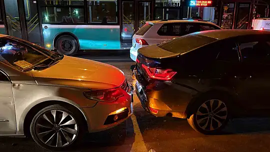 Kayseri'de 3 otomobil çarpıştı: 1 yaralı