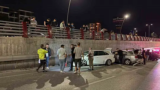 Kayseri'de 3 otomobilin karıştığı kazada 2 sürücü yaralandı