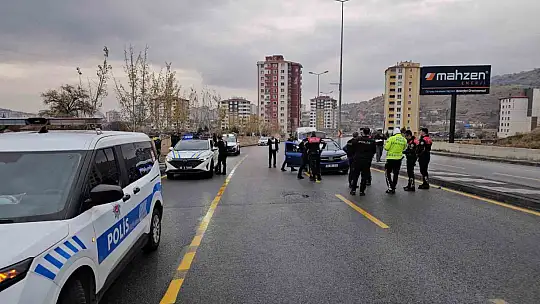 Kayseri'de 3 polis aracına çarparak kaçan suç makinası yakalandı