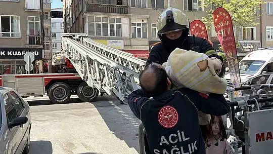 Kayseri'de 5 katlı binada yangın çıktı: 1'i bebek 5 kişi kurtarıldı