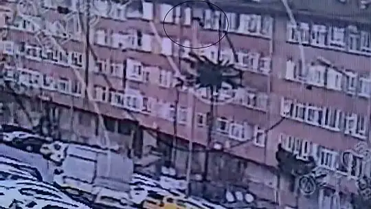 Kayseri'de 5. kattan atlayan bir kişi hayatını kaybetti: O anlar kamerada