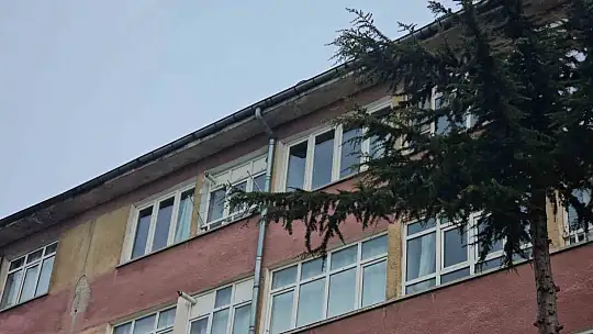 Kayseri'de 5. kattan atlayan bir kişi hayatını kaybetti: O anlar kamerada