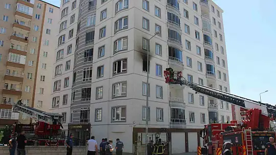 Kayseri'de 9 katlı binada yangın çıktı: 1'i çocuk 3 kişi mahsur kaldı