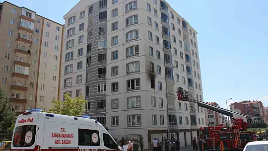 Kayseri'de 9 katlı binada yangın çıktı: 1'i çocuk 3 kişi mahsur kaldı