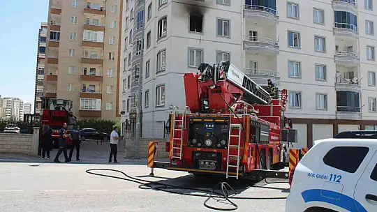 Kayseri'de 9 katlı binada yangın çıktı: 1'i çocuk 3 kişi mahsur kaldı