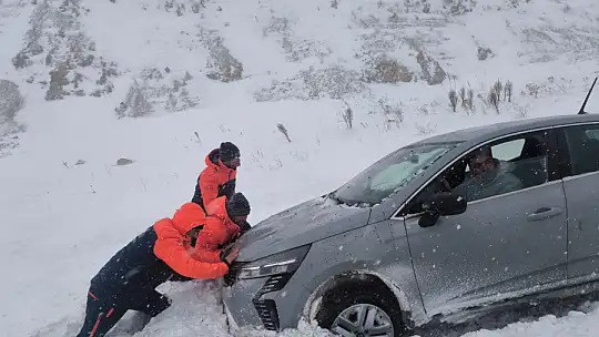 Kayseri'de AFAD ekipleri mahsur kalan araçlara yardıma koştu