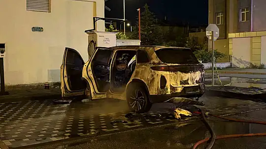 Kayseri'de alev alan elektrikli araç bomba gibi patladı... O anlar kamerada