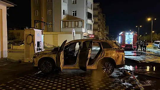 Kayseri'de alev alan elektrikli araç bomba gibi patladı... O anlar kamerada