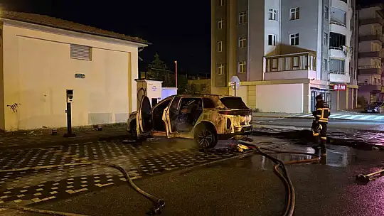 Kayseri'de alev alan elektrikli araç bomba gibi patladı... O anlar kamerada