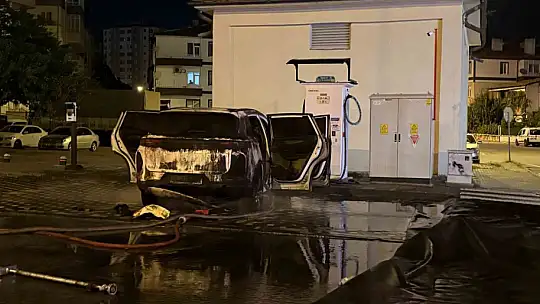 Kayseri'de alev alan elektrikli araç bomba gibi patladı... O anlar kamerada