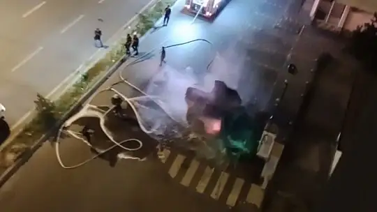Kayseri'de alev alan elektrikli araç bomba gibi patladı... O anlar kamerada