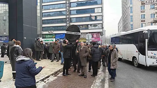 Kayseri'de Alevi örgütlerden CHP İl Başkanlığı'na 'siyah çelenkli' tepki