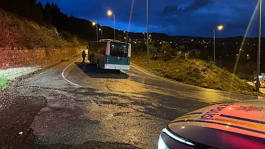 Kayseri'de alkollü bir şahıs çaldığı özel halk otobüsüyle kaza yaptı