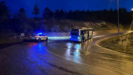 Kayseri'de alkollü bir şahıs çaldığı özel halk otobüsüyle kaza yaptı