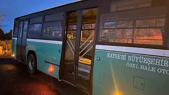 Kayseri'de alkollü bir şahıs çaldığı özel halk otobüsüyle kaza yaptı