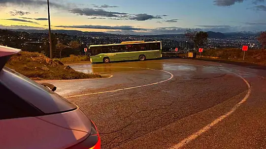 Kayseri'de alkollü bir şahıs çaldığı özel halk otobüsüyle kaza yaptı