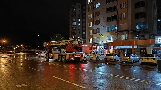 Kayseri'de apartmanın çatısına yıldırım düştü, park halindeki araçlar zarar gördü
