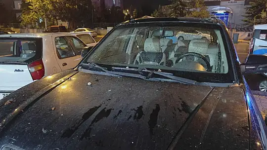 Kayseri'de apartmanın çatısına yıldırım düştü, park halindeki araçlar zarar gördü