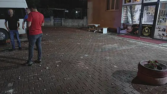 Kayseri'de apartmanın çatısına yıldırım düştü, park halindeki araçlar zarar gördü