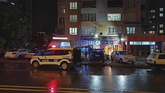 Kayseri'de apartmanın çatısına yıldırım düştü, park halindeki araçlar zarar gördü