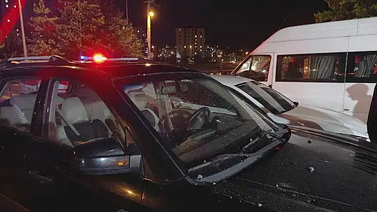Kayseri'de apartmanın çatısına yıldırım düştü, park halindeki araçlar zarar gördü