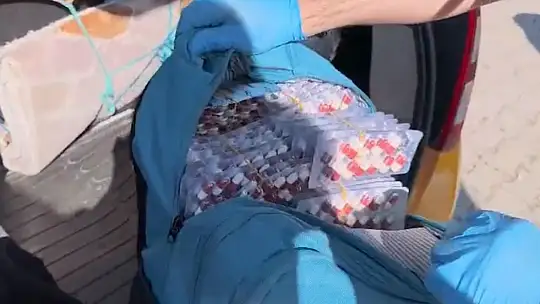 Kayseri'de aracın bagajından 4 bin 458 adet uyuşturucu hap ele geçirildi: 3 tutuklama