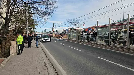 Kayseri'de aracın, refüjdeki yayaların arasına daldığı kazada kamerada