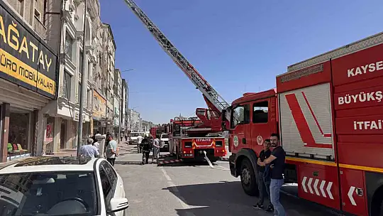 Kayseri'de avize imalathanesinin çatısında çıkan yangın söndürüldü