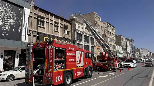 Kayseri'de avize imalathanesinin çatısında çıkan yangın söndürüldü