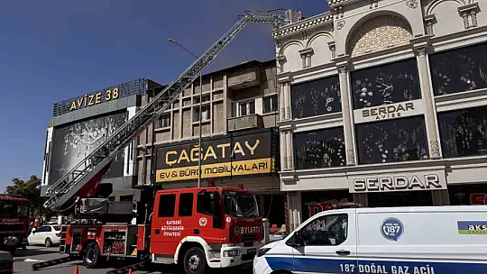 Kayseri'de avize imalathanesinin çatısında çıkan yangın söndürüldü