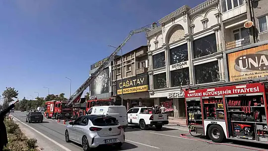 Kayseri'de avize imalathanesinin çatısında çıkan yangın söndürüldü