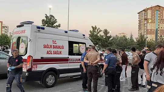 Kayseri'de AVM önünde bıçaklı kavga: 1 yaralı