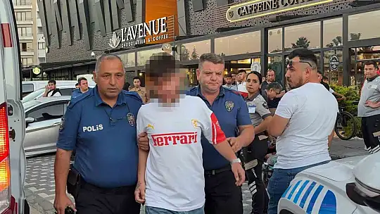 Kayseri'de AVM önünde bıçaklı kavga: 1 yaralı