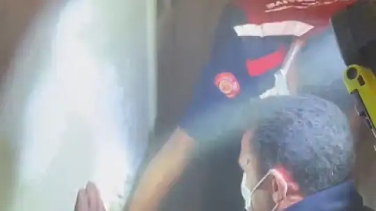 Kayseri'de bacada sıkışan kedi enkaz altı görüntüleme cihazı ile kurtarıldı