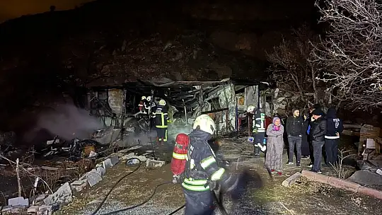 Kayseri'de bağ evi alev alev yandı