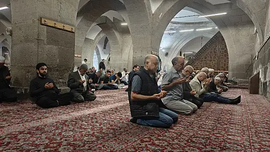Kayseri'de Bayram Namazı'nda camiler doldu