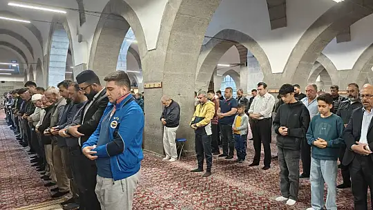 Kayseri'de Bayram Namazı'nda camiler doldu