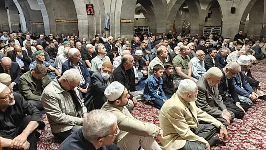 Kayseri'de Bayram Namazı'nda camiler doldu