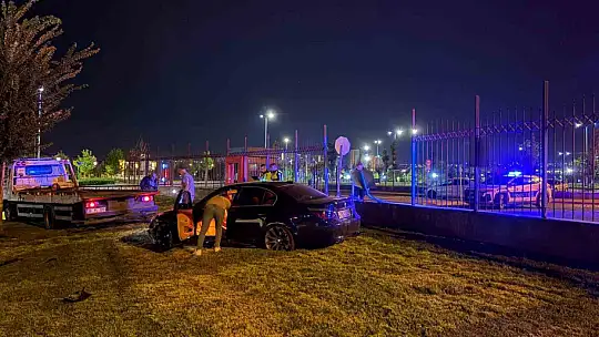 Kayseri'de bir garip kaza: Kaldırımdan seken otomobil 1 metrelik duvarı aştı