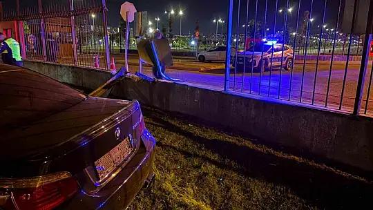 Kayseri'de bir garip kaza: Kaldırımdan seken otomobil 1 metrelik duvarı aştı