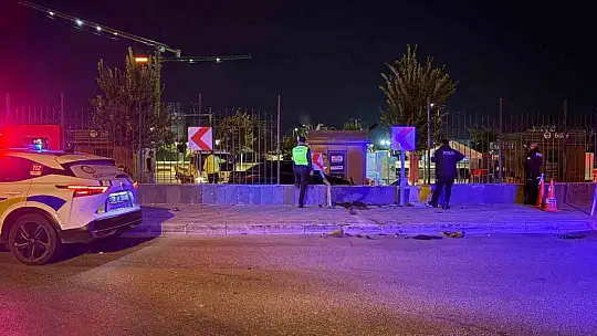 Kayseri'de bir garip kaza: Kaldırımdan seken otomobil 1 metrelik duvarı aştı