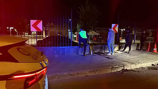 Kayseri'de bir garip kaza: Kaldırımdan seken otomobil 1 metrelik duvarı aştı