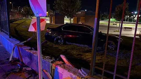 Kayseri'de bir garip kaza: Kaldırımdan seken otomobil 1 metrelik duvarı aştı