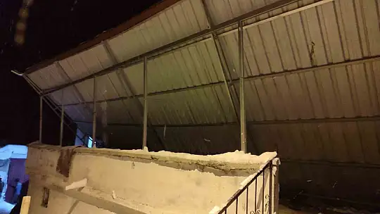 Kayseri'de çatının çökmesi sonucu mahsur kalan karı koca kurtarıldı