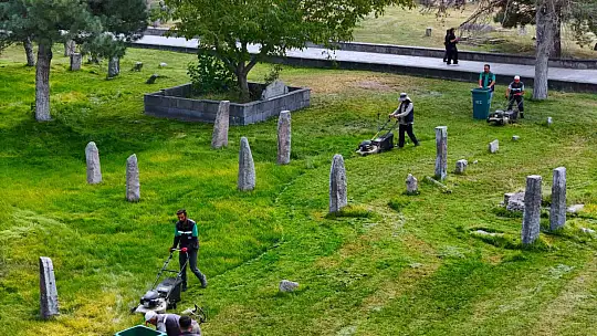 Kayseri'de çim biçme ve çevre düzenleme seferberliği