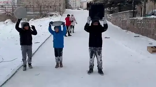 Kayseri'de çocukların kar eğlencesi: Tepsilerle kayak yaptılar