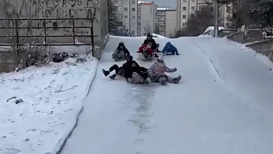 Kayseri'de çocukların kar eğlencesi: Tepsilerle kayak yaptılar