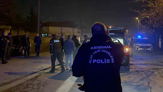 Kayseri'de ekipler 1 saat arayla yaşanan farklı olaylarda bıçakla yaralanan 2 şahsı araçta buldu